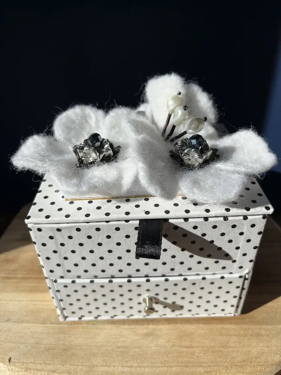 Boite à bijoux fleurs blanches