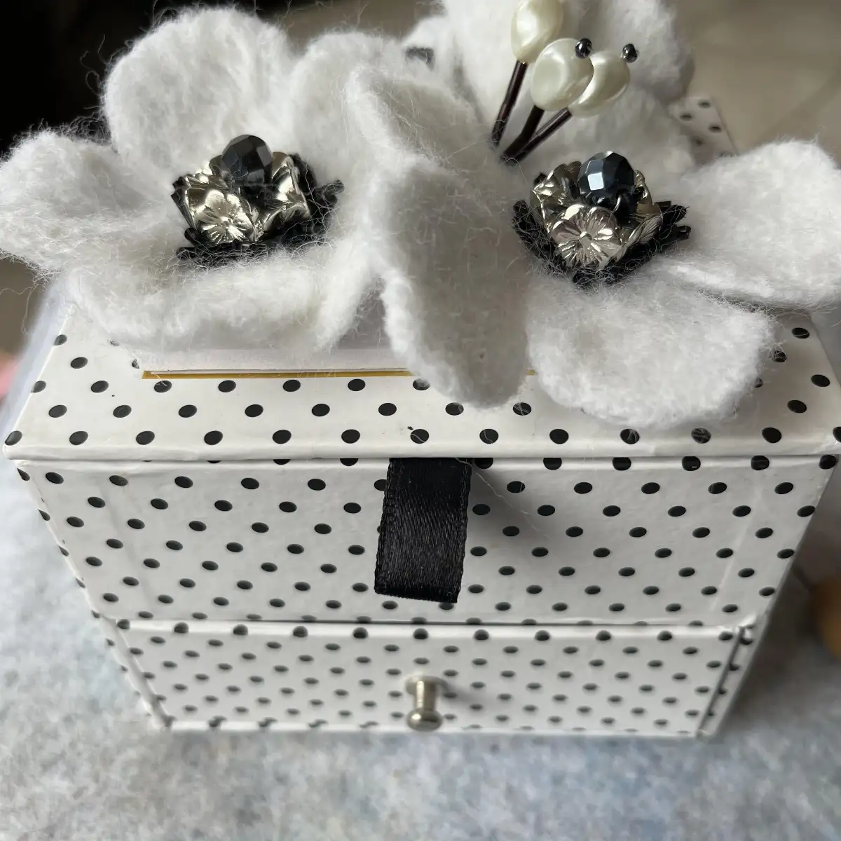 Boite à bijoux fleurs blanches