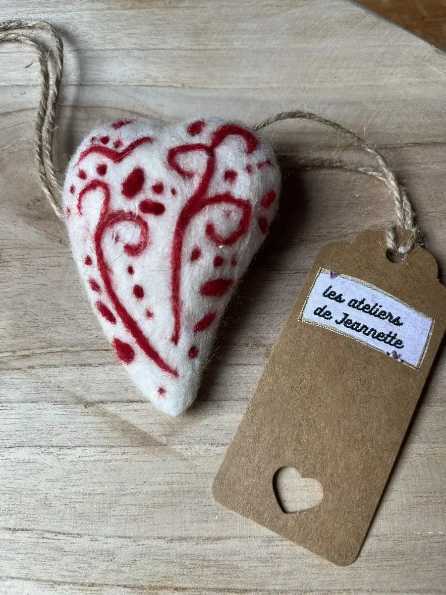 Broche rouge